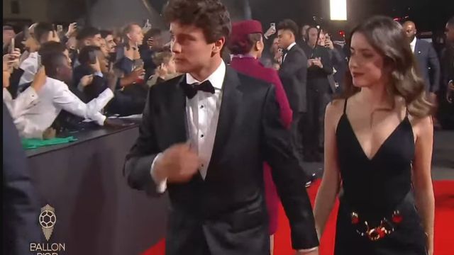 João Neves e Madalena Aragão deslumbram na passadeira vermelha da Bola de Ouro