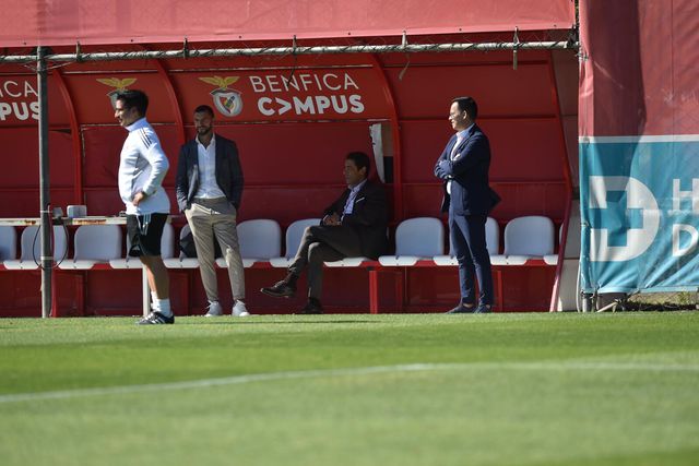 Estrutura do futebol do Benfica atenta ao treino (imagens)