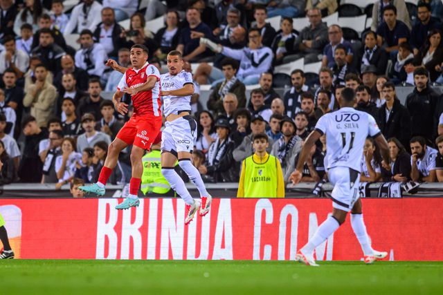 Zalazar e João Mendes discutem lance aéreo no último dérbi do Minho