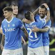Nápoles a celebrar o 2-1 ao Pisa, marcado por Spinazolla