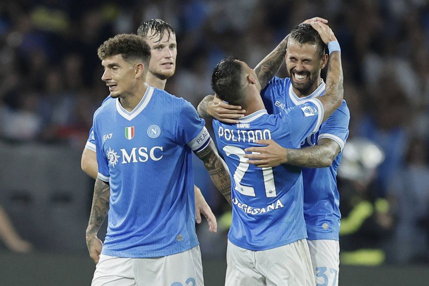 Nápoles a celebrar o 2-1 ao Pisa, marcado por Spinazolla