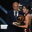 Iniesta entrega Bola de Ouro a Aitana