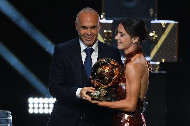 Iniesta entrega Bola de Ouro a Aitana