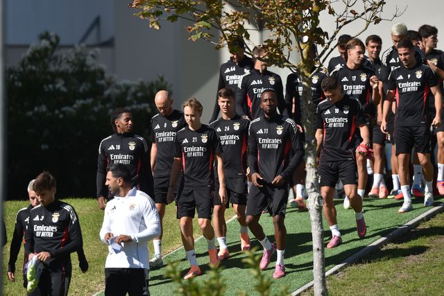 Plantel do Benfica, com Lukebakio ao centro — Foto: Miguel Nunes
