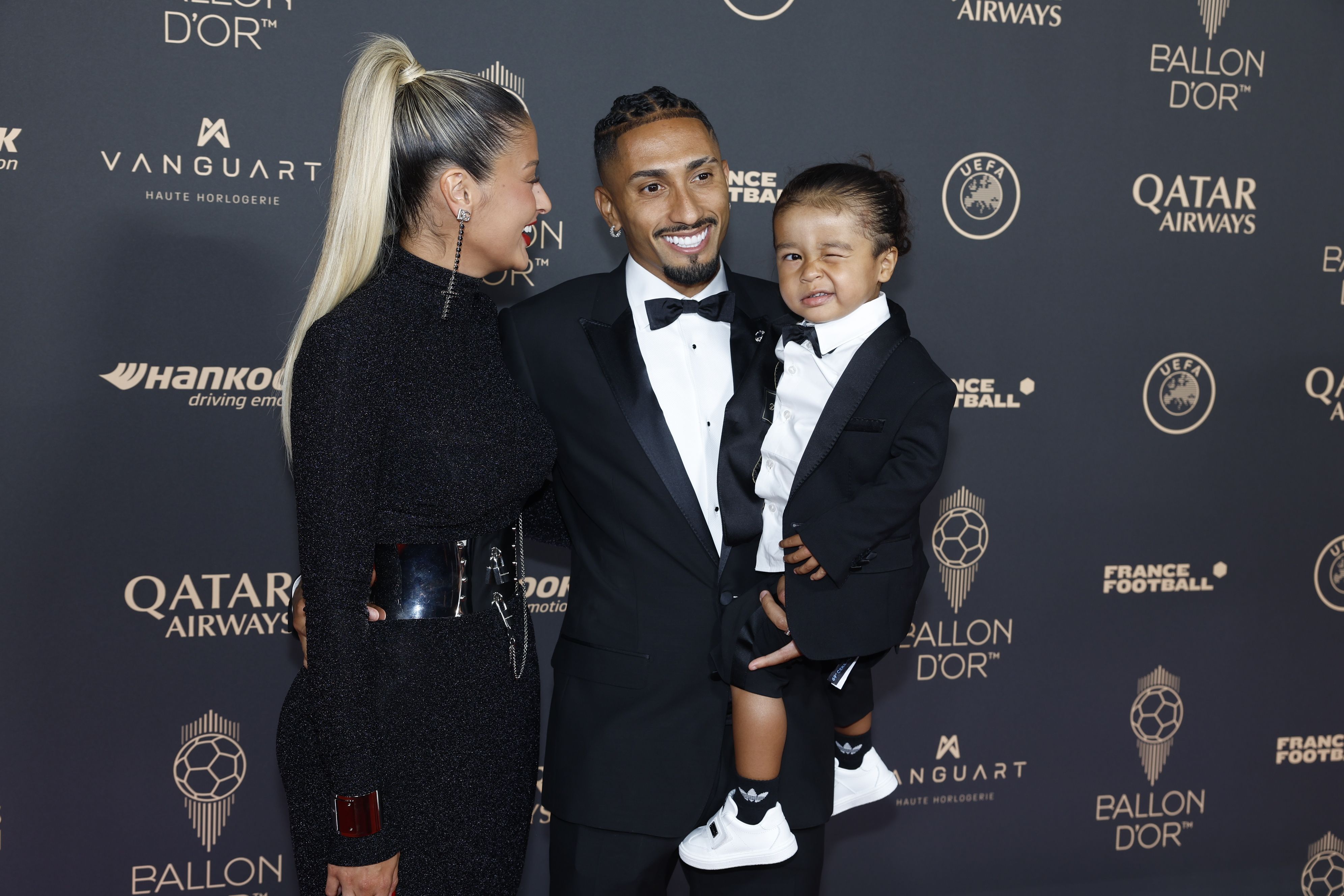 Raphinha, que ficou no top-10 da Bola de Ouro, com a família