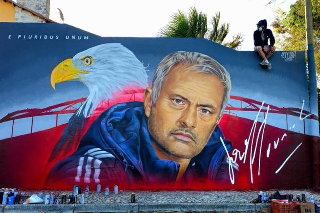 Regresso de Mourinho ao Benfica assinalado em mural na Rinchoa