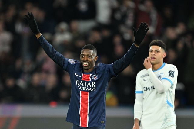 Dembélé ao lado de um jogador do Marselha