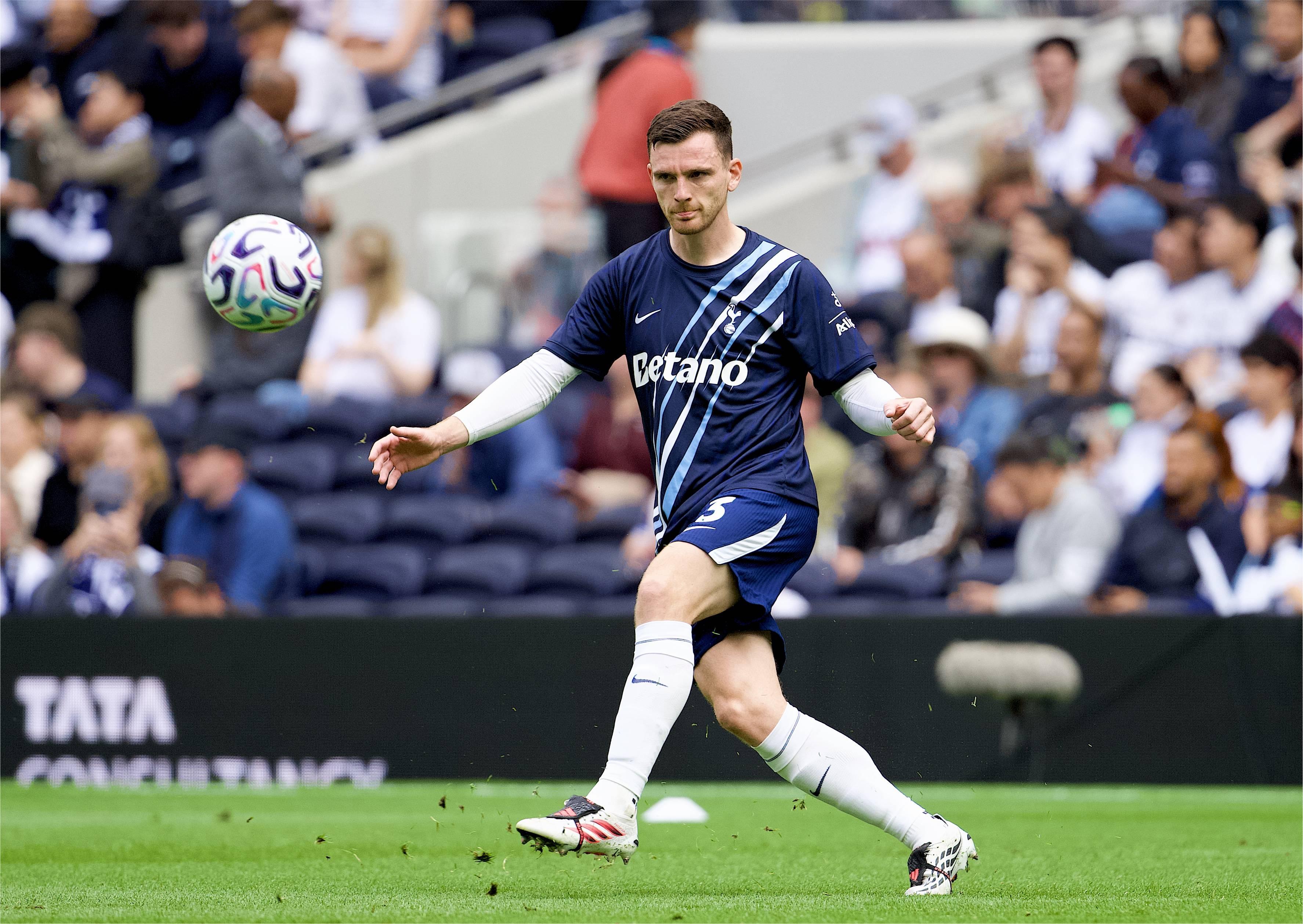 As más: camisola de aquecimento - Tottenham. Banal. «Escolha pouco inspirada de azul-marinho com linhas diagonais em azul-claro e branco a formar uma faixa sobre o ombro»