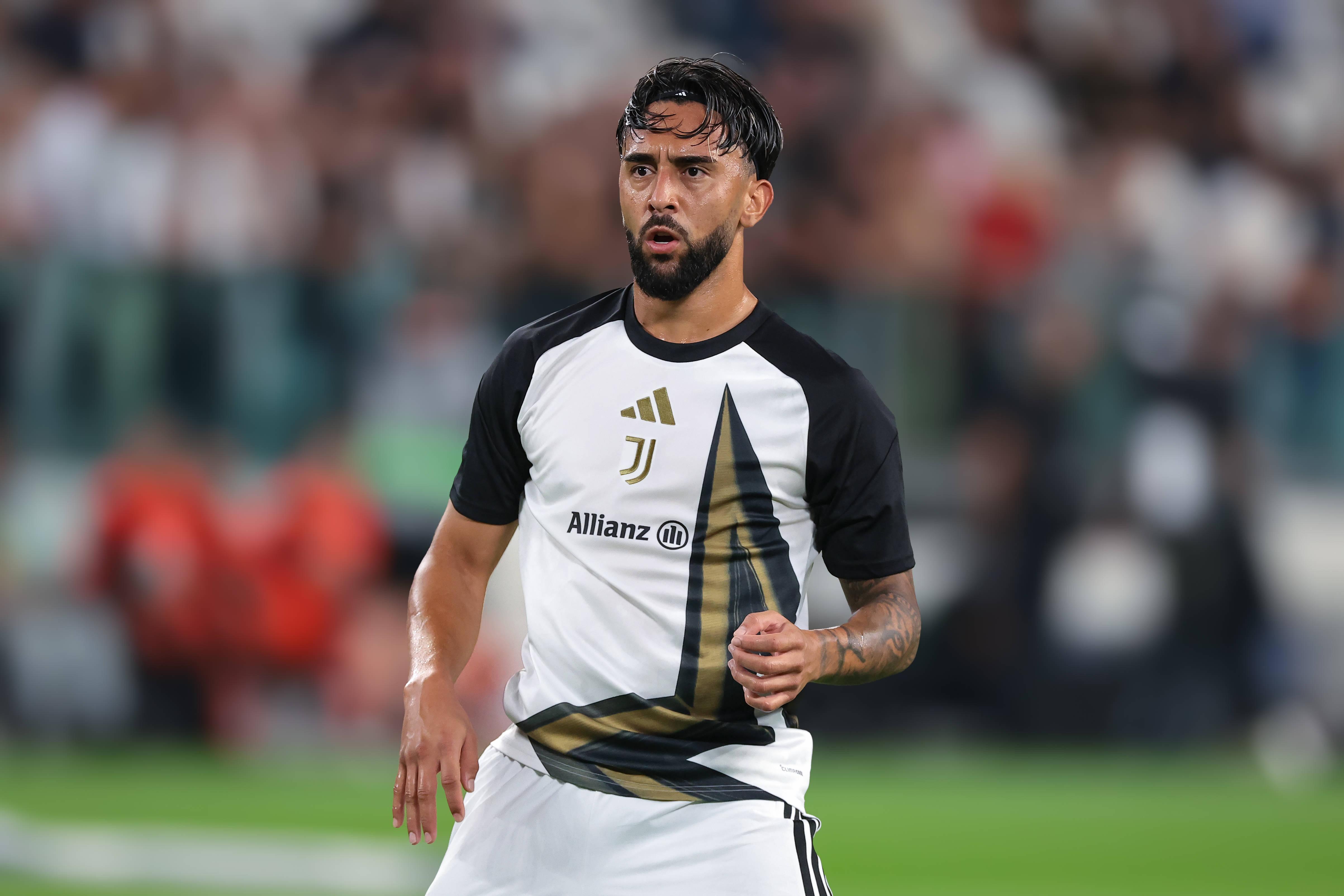As feias: camisola de aquecimento - Juventus. «Uma estrela dourada gigante compromete o que poderia ter sido um design simples»