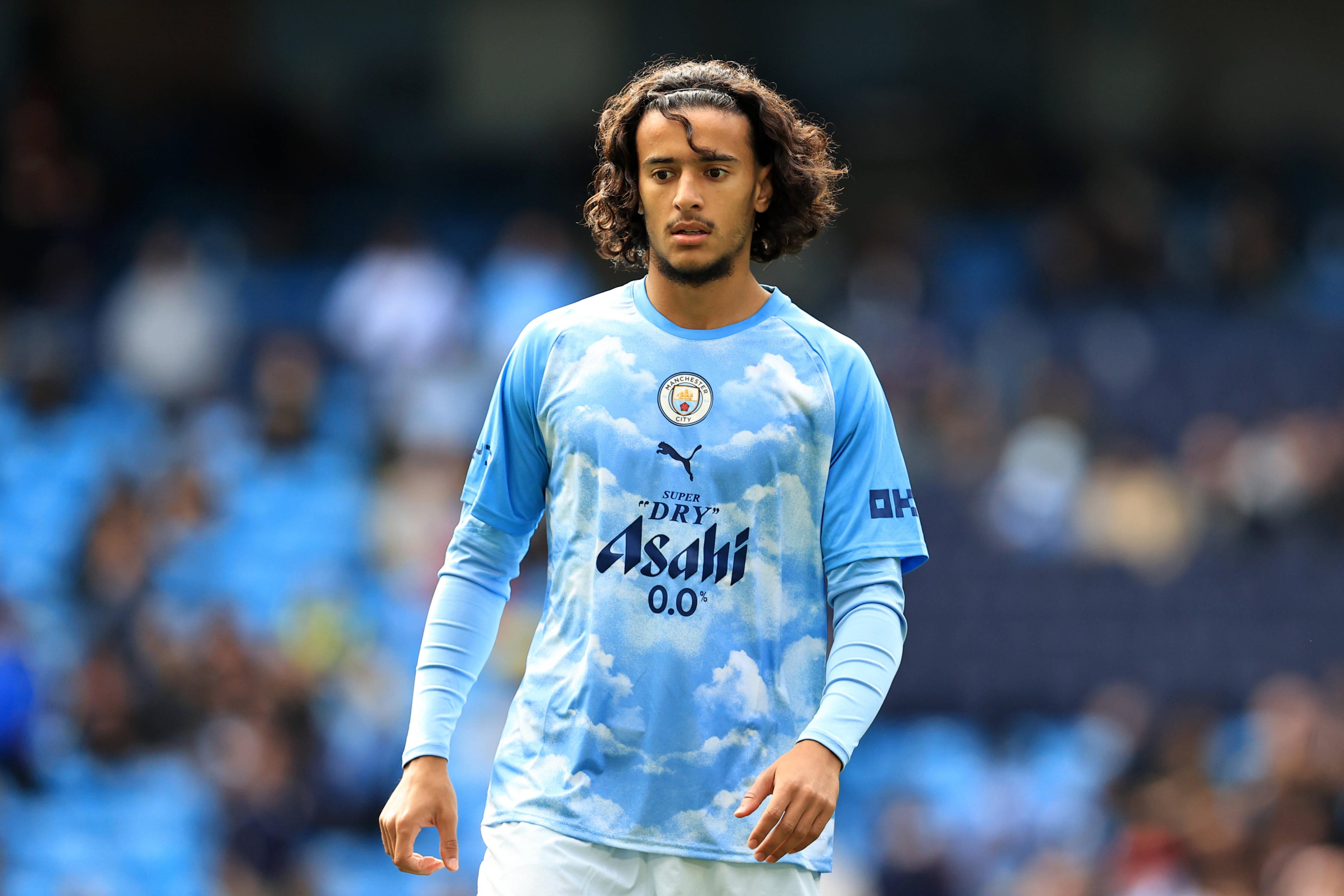 As más: camisola de aquecimento - Manchester City. Que tempo é este? «Céu azul e nuvens brancas, um contraste com o sombrio equipamento alternativo da época passada»