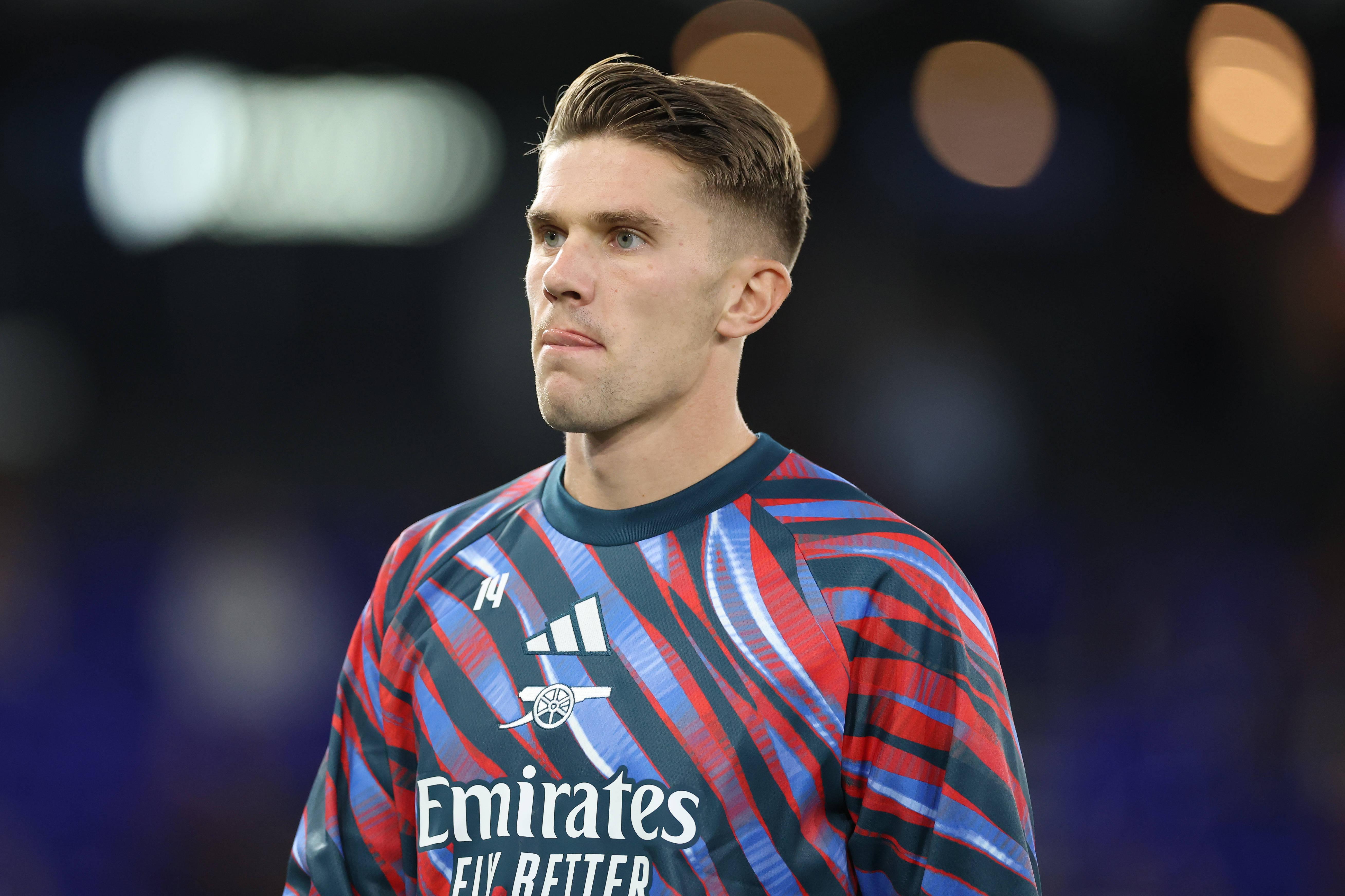 As más: camisola de aquecimento - Arsenal. Nervoso. «O design abstrato pretende capturar a antecipação da hora do jogo, mas mais parece ilustrar as ondas de nervosismo antes de uma partida importante»