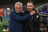 Ian Cathro com José Mourinho antes de um Estoril-Benfica, na última jornada da época 2025/26 (Foto: Miguel Nunes)