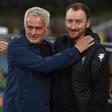 Ian Cathro com José Mourinho antes de um Estoril-Benfica, na última jornada da época 2025/26 (Foto: Miguel Nunes)