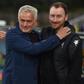 Ian Cathro com José Mourinho antes de um Estoril-Benfica, na última jornada da época 2025/26 (Foto: Miguel Nunes)