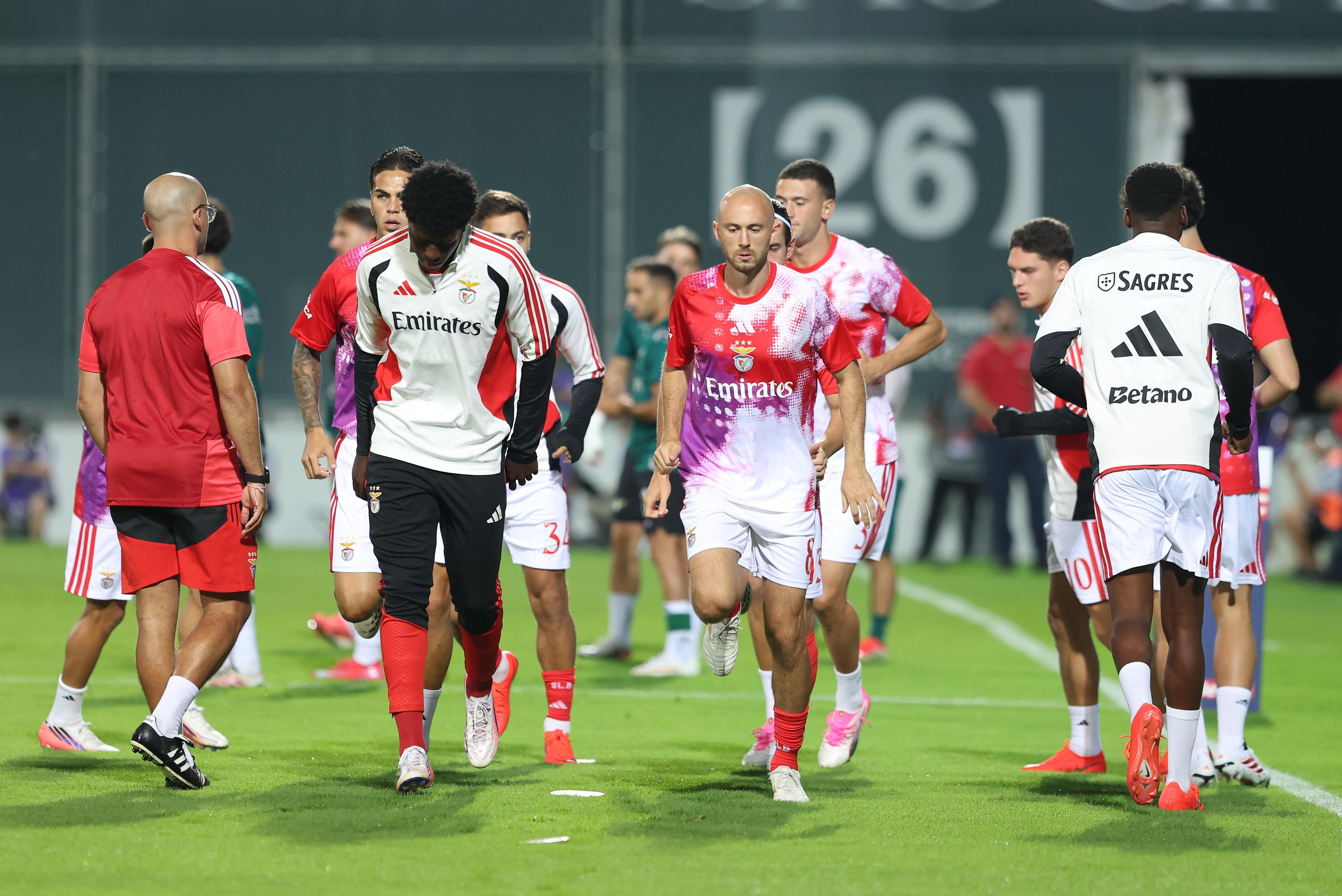 As feias: Camisola de aquecimento - Benfica (Catarina Morais / Kapta+) «Horrível padrão manchado, agravado por tons agressivos e de vermelho e roxo, que não funcionam. Parece um erro de produção terrível. Talvez não seja tarde demais para recolher?»