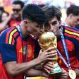 Pedri e Ferran Torres com o troféu do Mundial