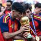 Pedri e Ferran Torres com o troféu do Mundial