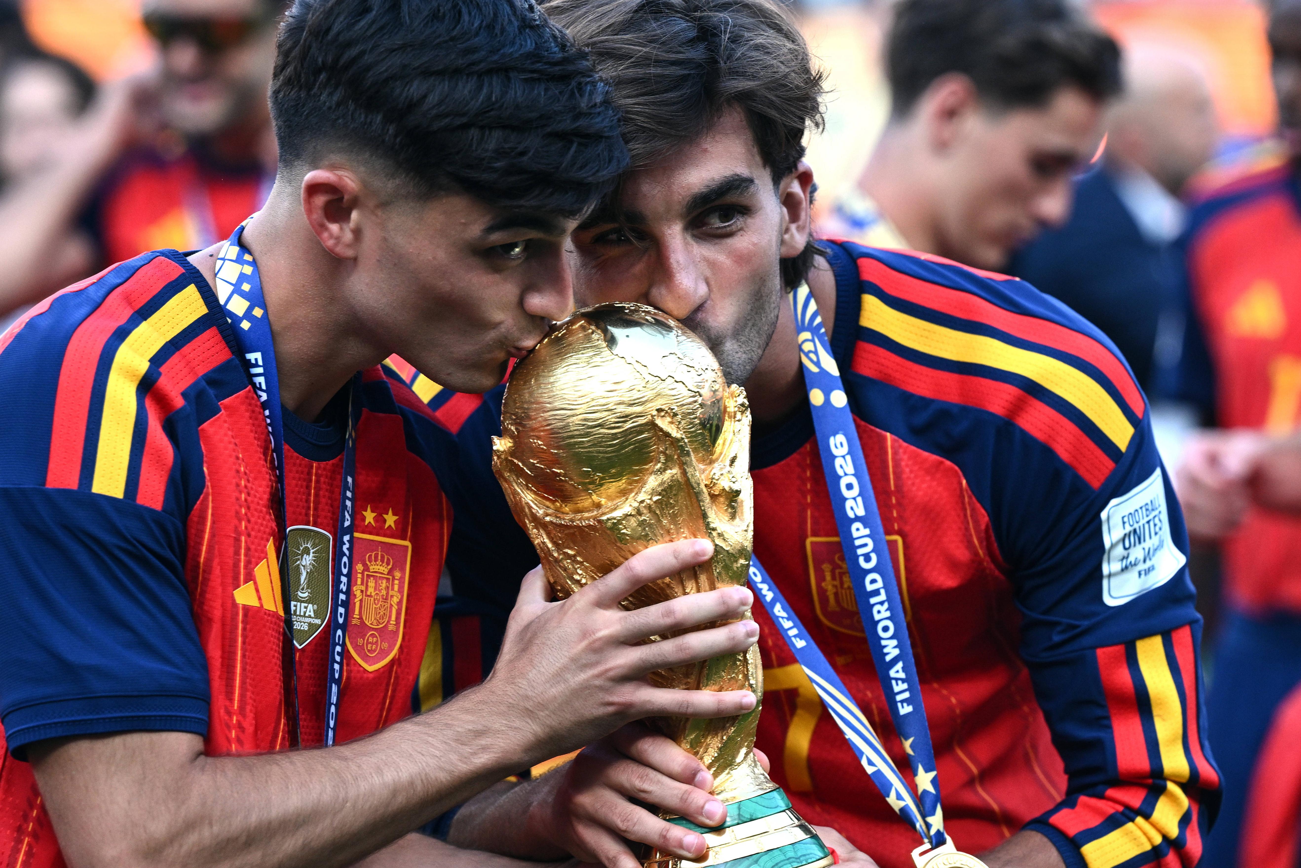 Pedri e Ferran Torres com o troféu do Mundial