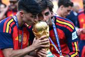 Pedri e Ferran Torres com o troféu do Mundial
