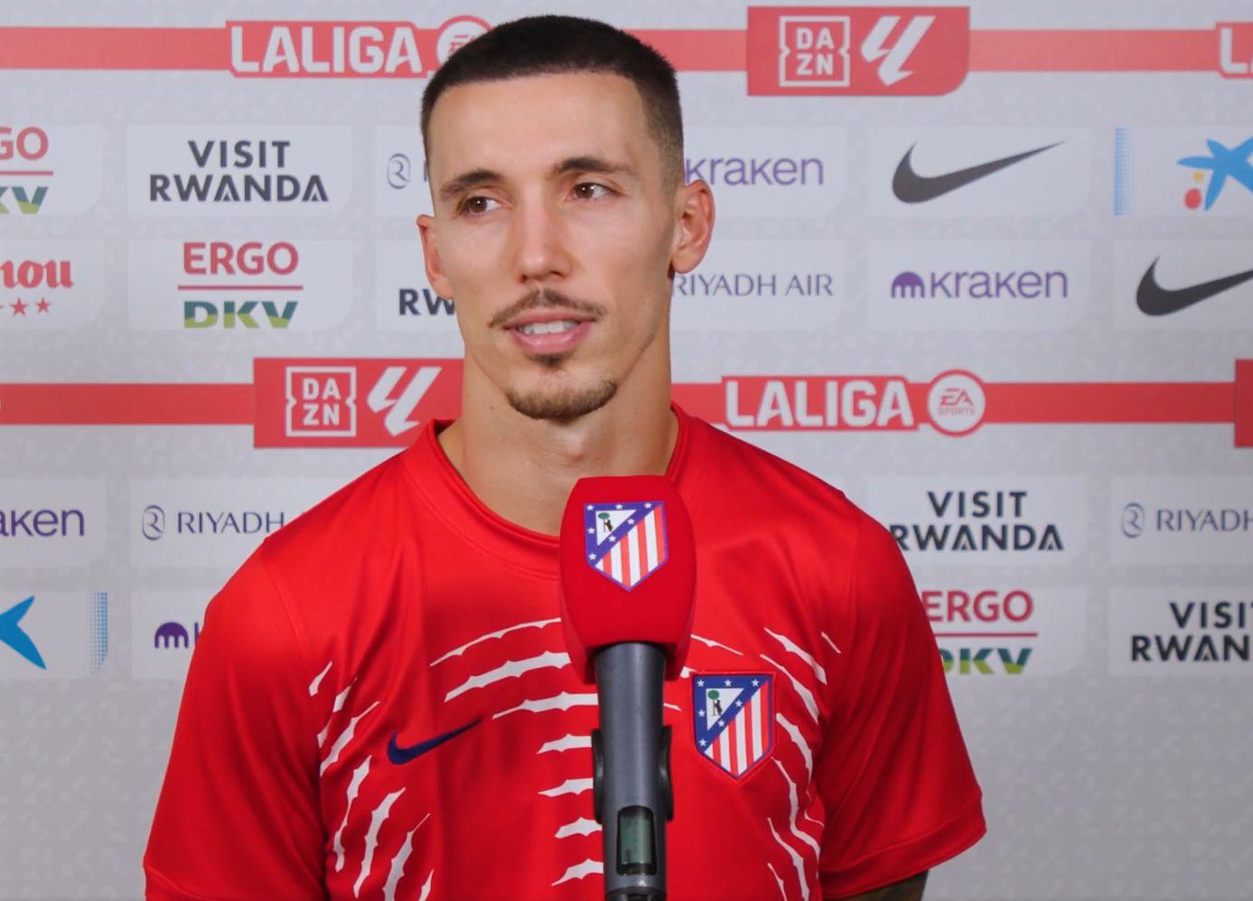 As más: Camisola de aquecimento - Atlético Madrid. Mais hipnose. «Grafismo ondulado que pretende simbolizar energia e espírito de luta, mas...»