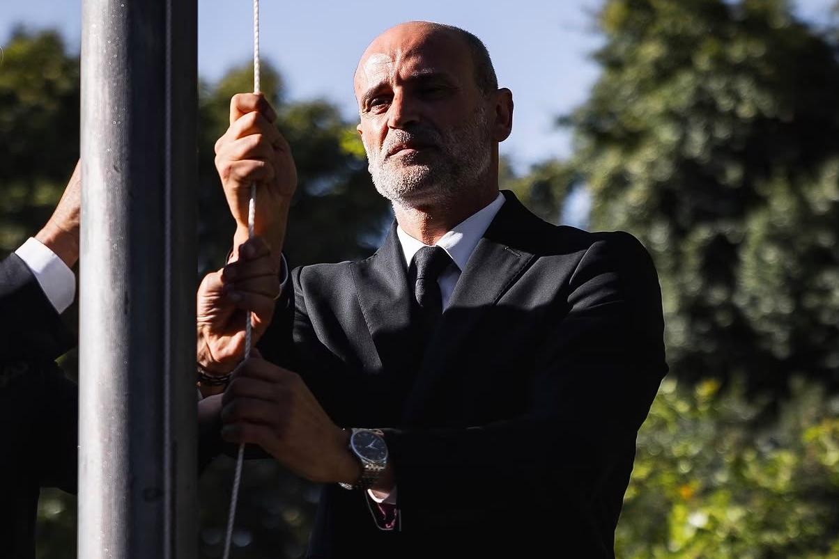 Rui Rodrigues a hastear a bandeira do emblema que dirige desde junho - Foto: Vitória de Guimarães