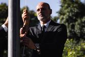 Rui Rodrigues a hastear a bandeira do emblema que dirige desde junho - Foto: Vitória de Guimarães
