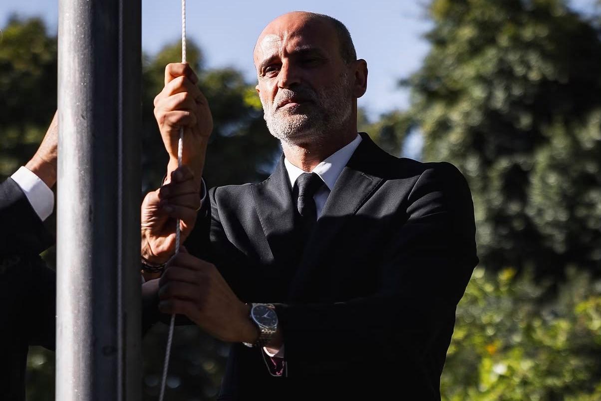 Rui Rodrigues a hastear a bandeira do emblema que dirige desde junho - Foto: Vitória de Guimarães