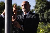 Rui Rodrigues a hastear a bandeira do emblema que dirige desde junho - Foto: Vitória de Guimarães