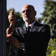 Rui Rodrigues a hastear a bandeira do emblema que dirige desde junho - Foto: Vitória de Guimarães