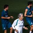 Jorge Jesus aquece com os jogadores - Foto: Rodrigo Antunes/LUSA