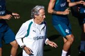 Jorge Jesus aquece com os jogadores - Foto: Rodrigo Antunes/LUSA