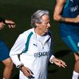 Jorge Jesus aquece com os jogadores - Foto: Rodrigo Antunes/LUSA
