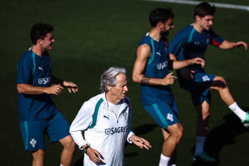 Jorge Jesus aquece com os jogadores - Foto: Rodrigo Antunes/LUSA