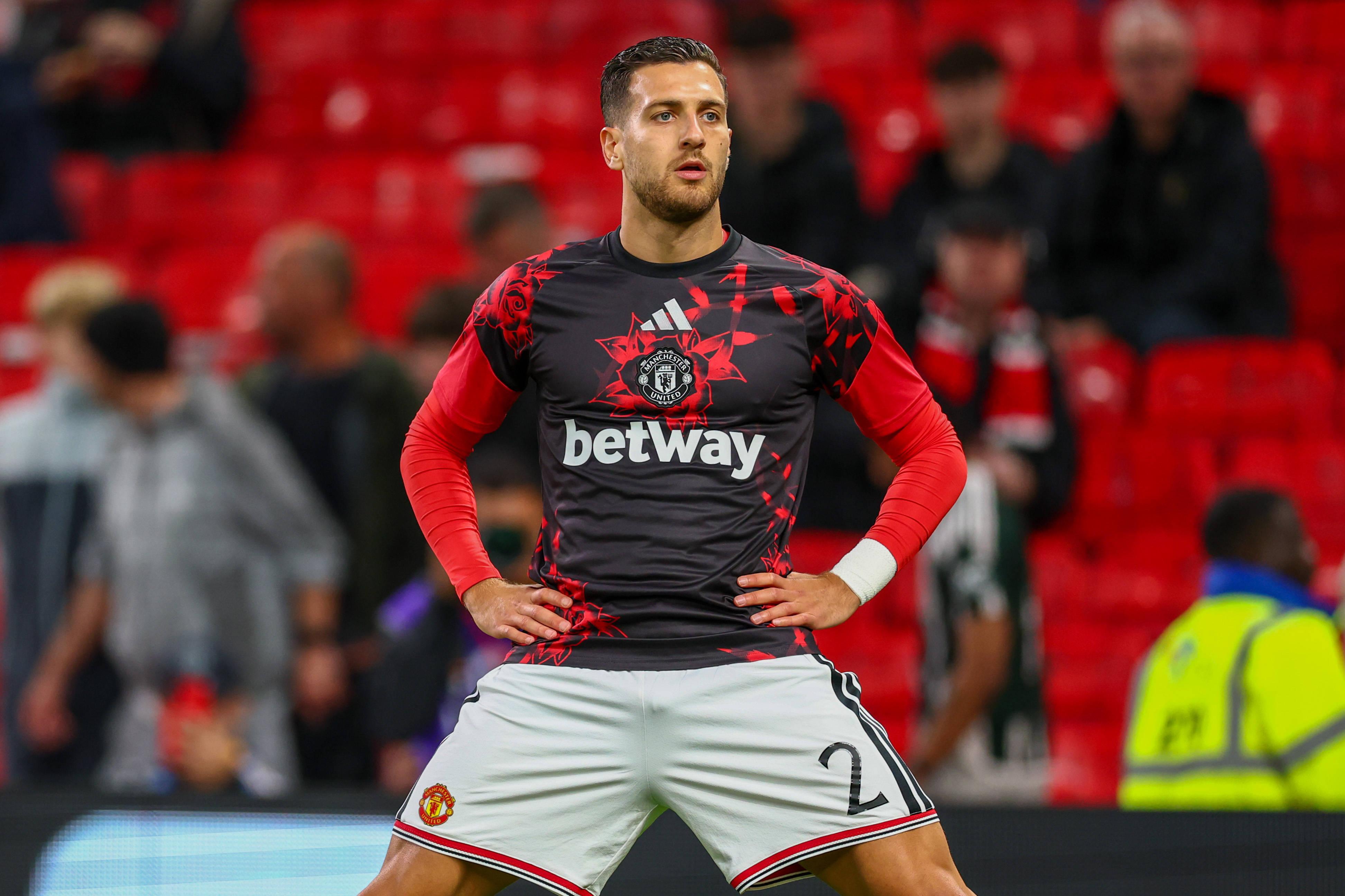 As boas: camisola de aquecimento - Manchester United. Sóbrio. «Destaca a rosa vermelha de Lancashire sobre um fundo preto»