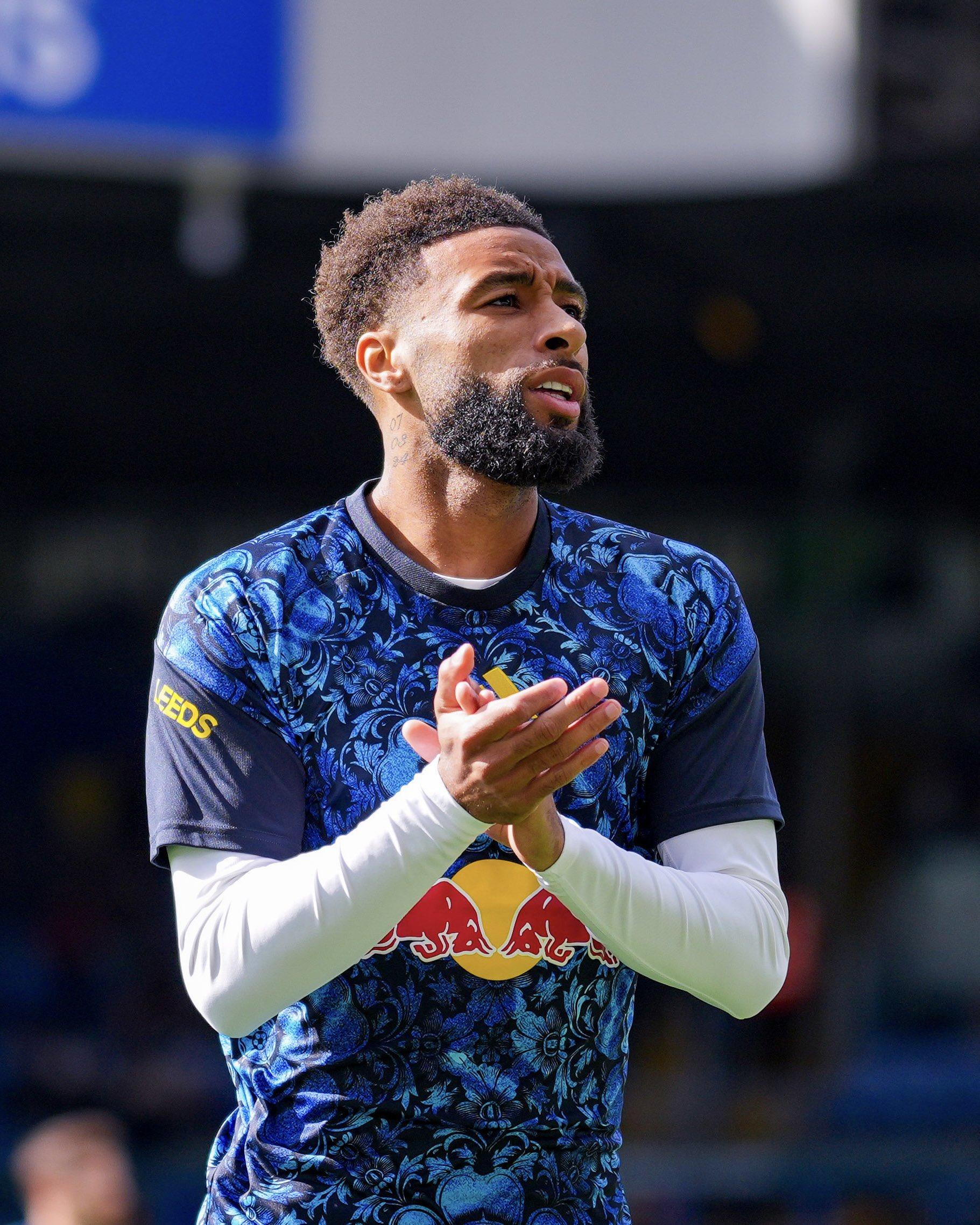 As feias: camisola de aquecimento - Leeds/X. Mais é demais «Excessivamente ornamentado com repetição da rosa branca de Yorkshire, finalizado com azul brilhante»