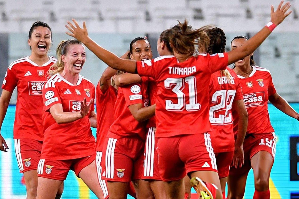 Benfiquistas  celebraram, em comunhão, o segundo golo de Marit Lund - foto: SL BENFICA