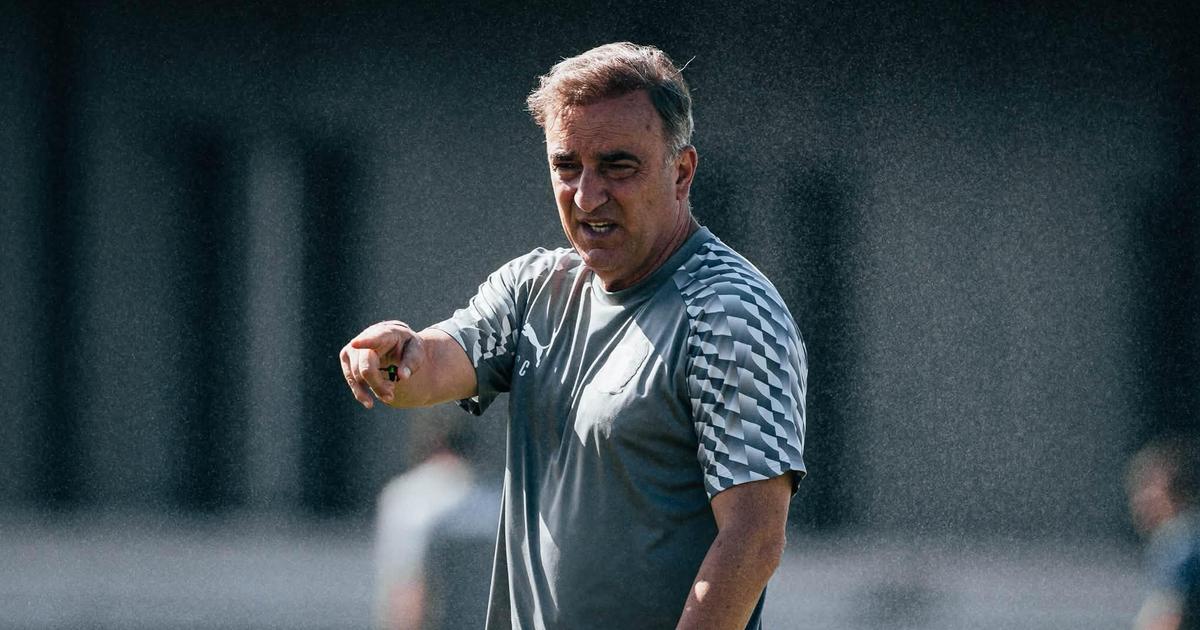 Carlos Carvalhal recusa propostas de Botafogo e Preston e reafirma compromisso com o Famalicão
