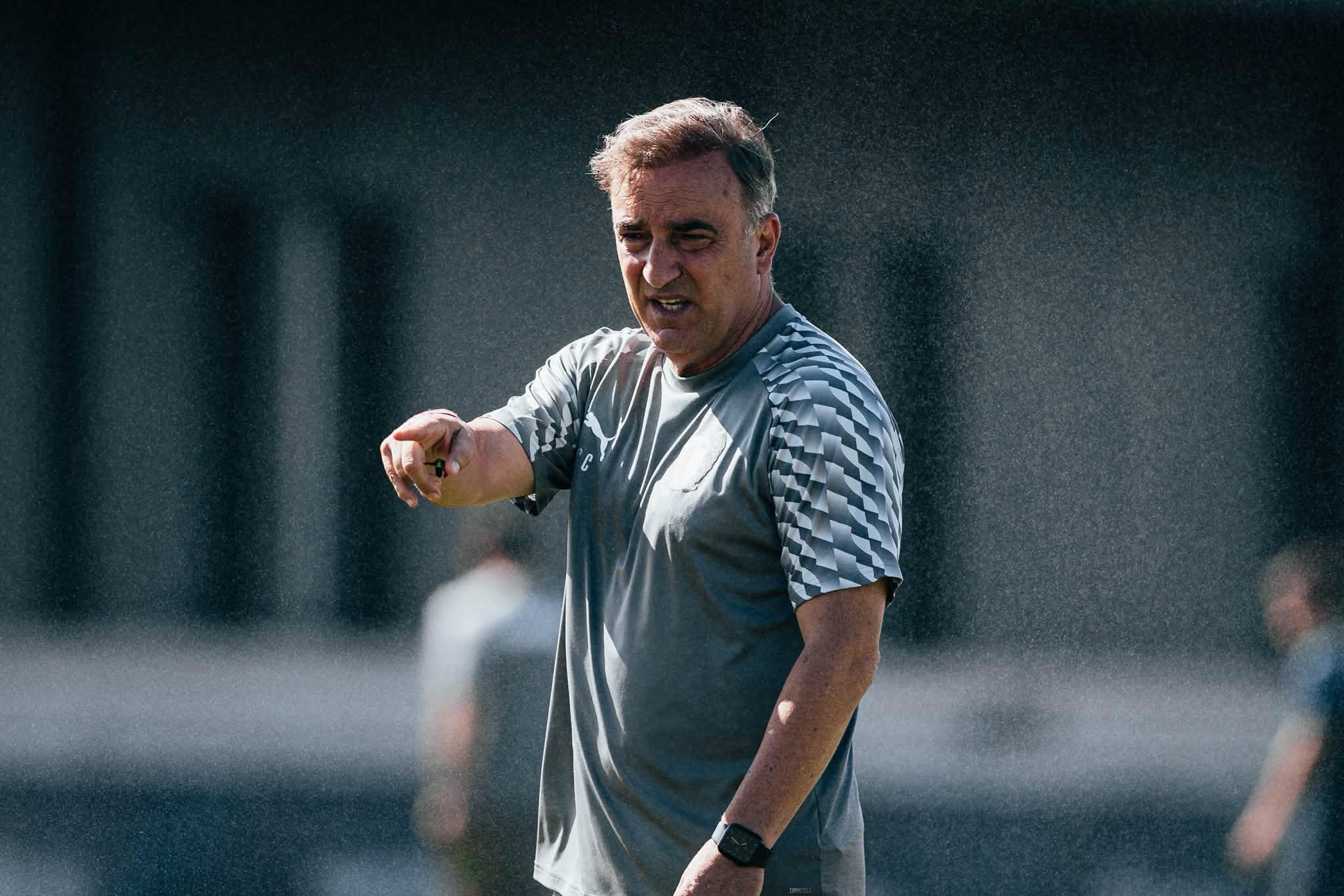 Carlos Carvalhal foi abordado por Botafogo e Preston, mas o seu foco está apenas no Famalicão — Foto: Famalicão
