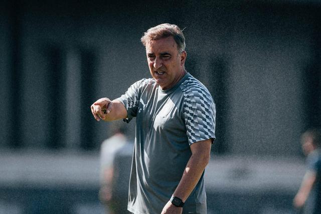 Carlos Carvalhal foi abordado por Botafogo e Preston, mas o seu foco está apenas no Famalicão — Foto: Famalicão