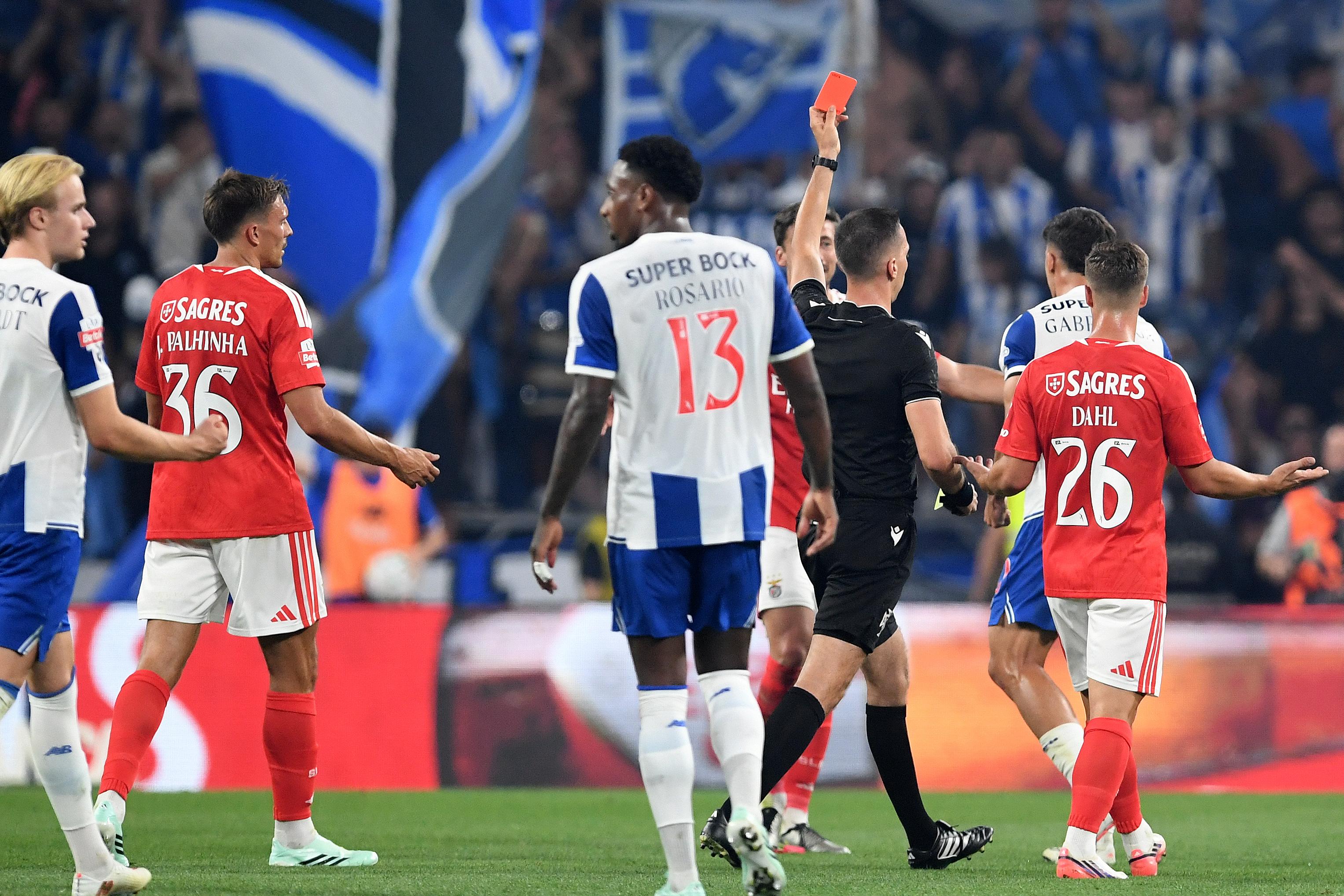 No Dragão, perdemos. E perdemos mal. O Benfica tem de jogar mais e melhor, sim. Mas também tem de se defender mais e melhor — Foto: ROGÉRGIO FERREIRA/KAPTA+