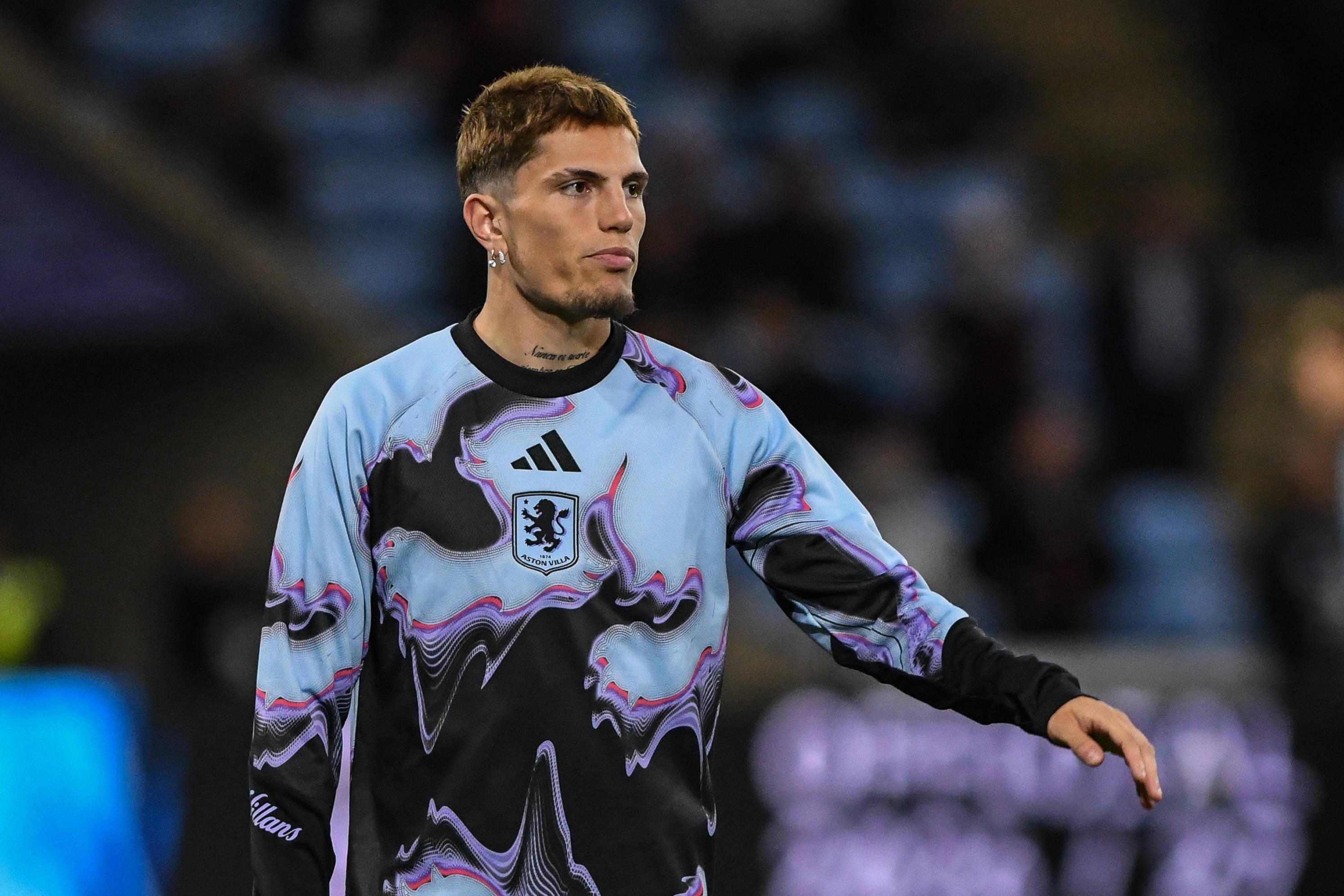 As feias: camisola de aquecimento - Aston Villa.  Psicadélico. «Fragmentos distorcidos do emblema do leão para criar um grafismo com espirais fractais em branco, preto, rosa e roxo»