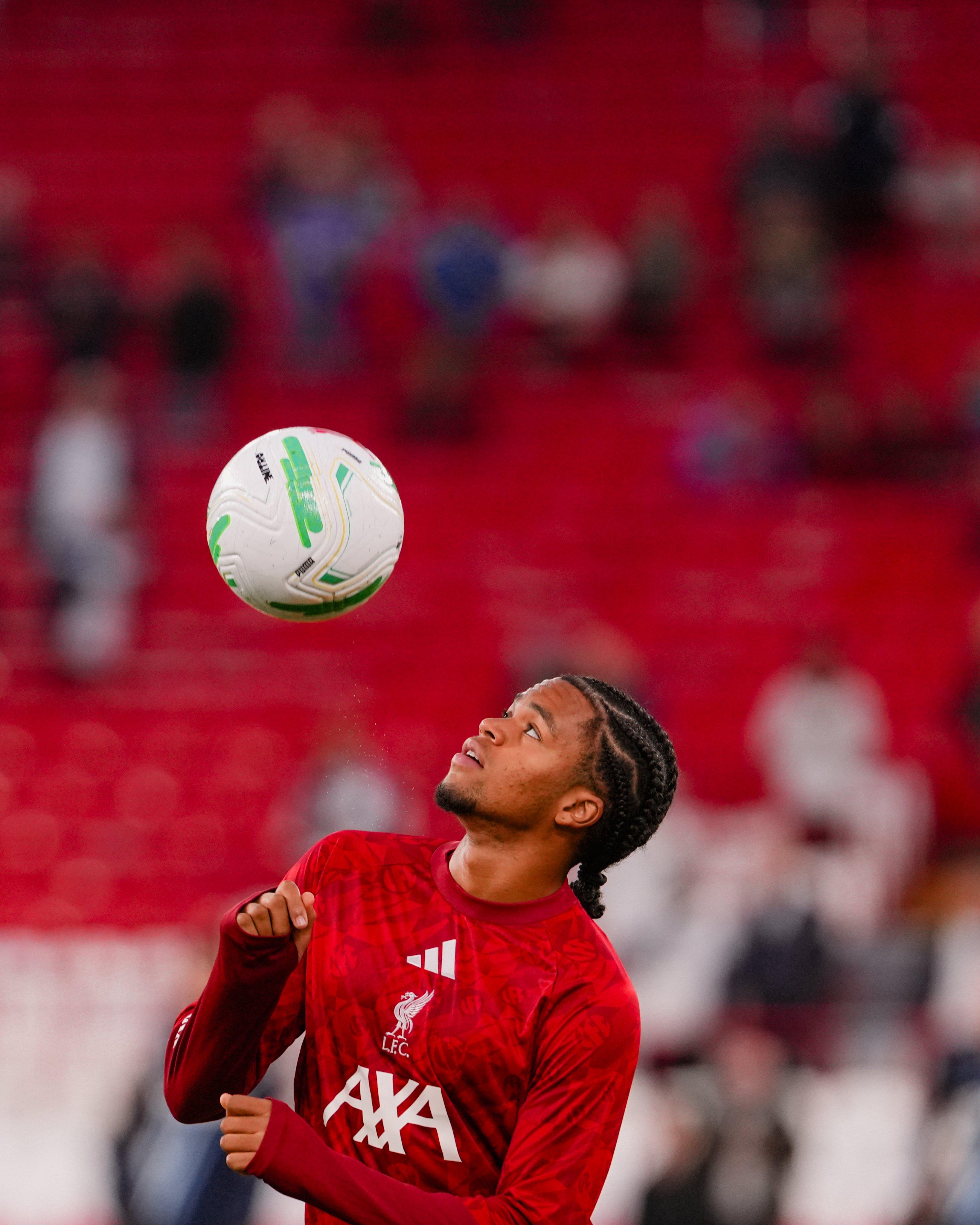 As boas: camisola de aquecimento - Liverpool/X. Histórico. «Padrão «LFC» num motivo inspirado na decoração de bilhetes antigos de Anfield das décadas de 1970 e 80»