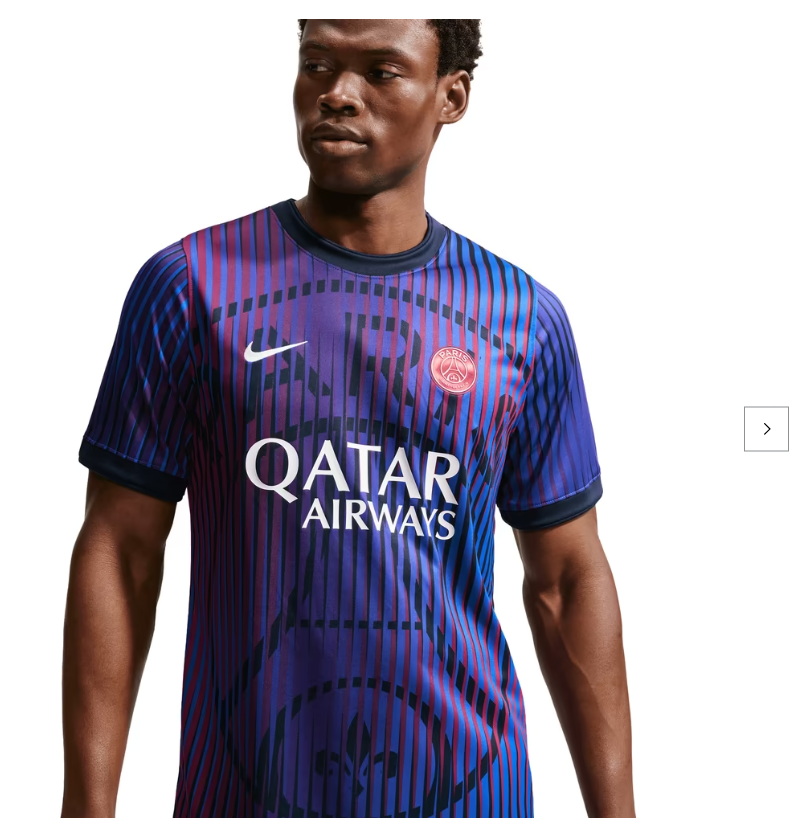 As boas: camisola de aquecimento - PSG. Dinâmico «Funde as cores para criar uma mistura de tons de roxo néon, com um efeito de ilusão de ótica gerado por riscas finas de vermelho e azul»