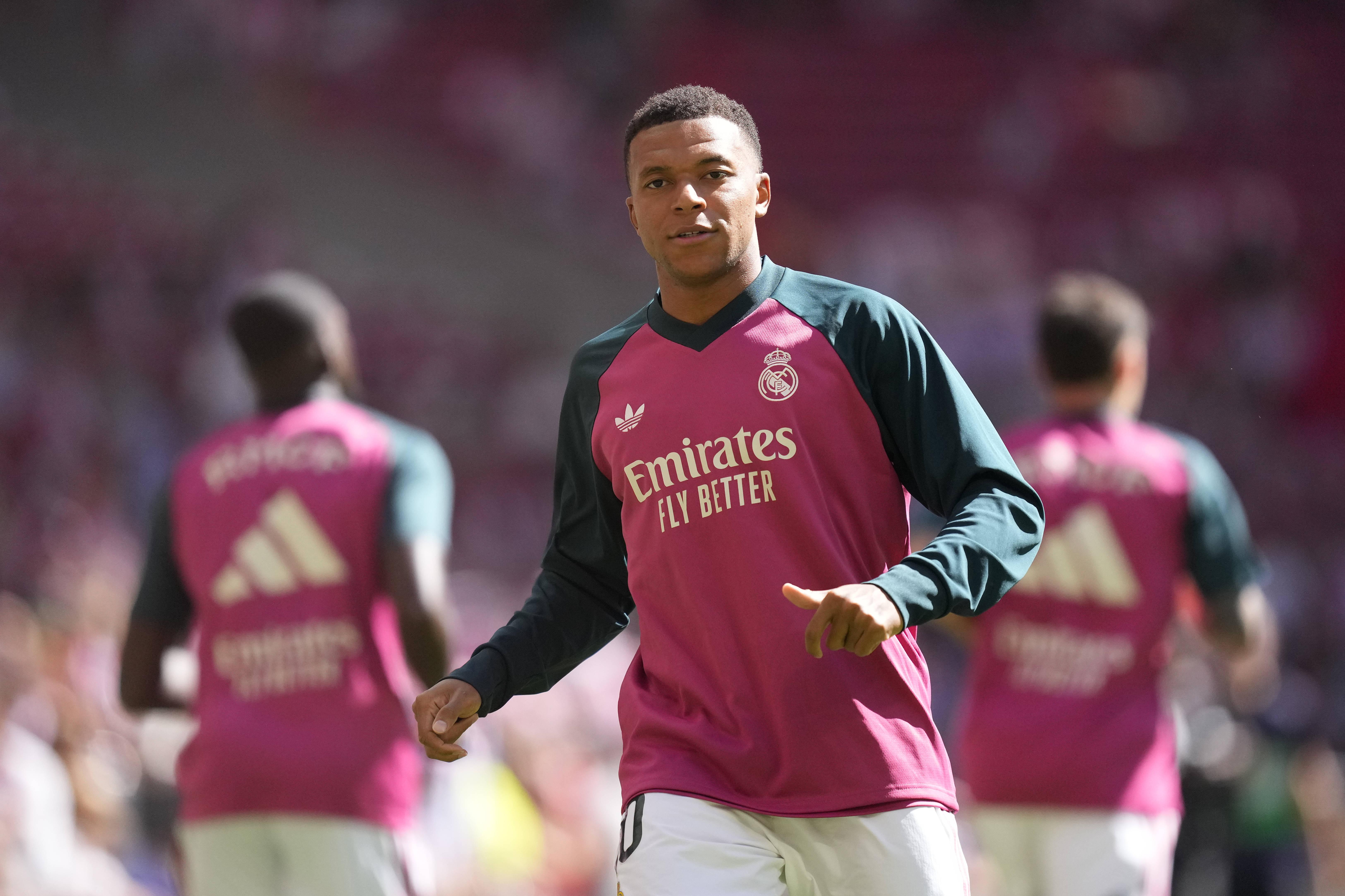 As boas: camisola de aquecimento - Real Madrid. Retro em bom. «Aplicou a combinação de rosa e verde-garrafa em todos os equipamentos, mangas raglan, gola em V»