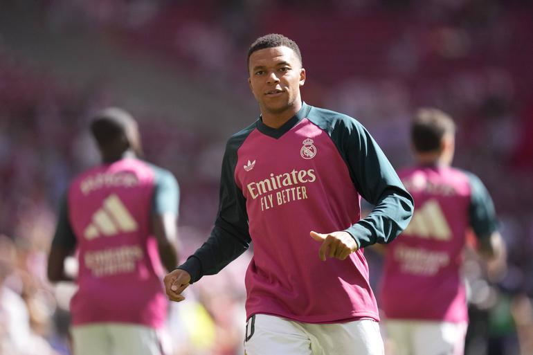 As boas: camisola de aquecimento - Real Madrid. Retro em bom. «Aplicou a combinação de rosa e verde-garrafa em todos os equipamentos, mangas raglan, gola em V»
