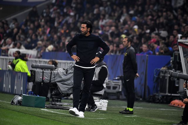 Lyon vai de mal a pior e cai para a última posição