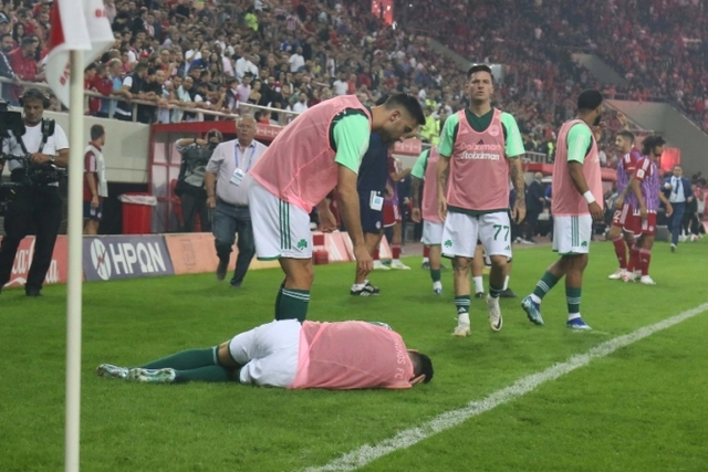 Clássico grego suspenso: jogador atingido por petardo