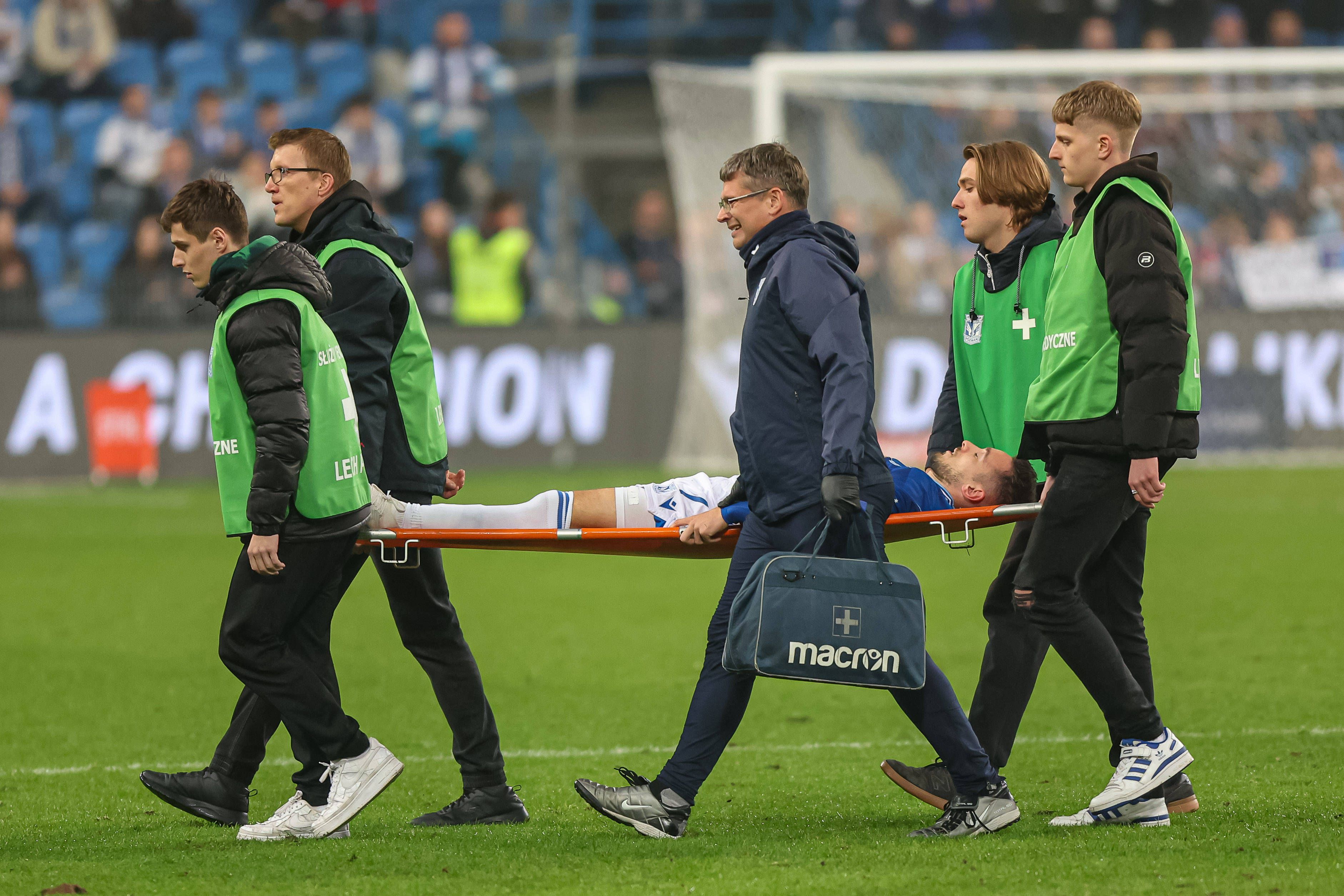 Jogador cai inconsciente em campo, e jogo da Premier League é