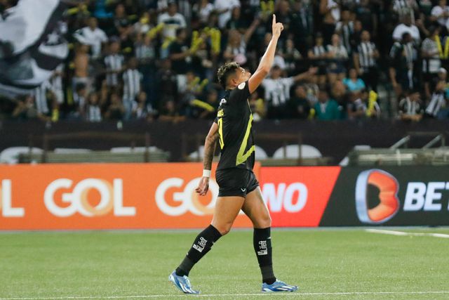 Botafogo volta a escorregar em jogo repartido por dois dias