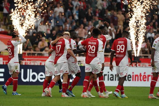 Mónaco vence com reviravolta e recupera liderança